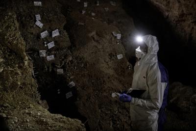 Eske Willerslev i en hule med arkæologisk opgave